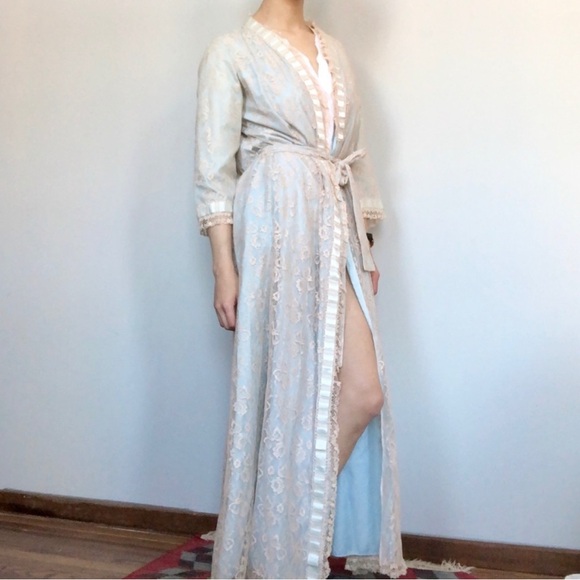Vintage Saks Fifth Avenue lacy bed jacket/ robe - Picture 3 of 6
